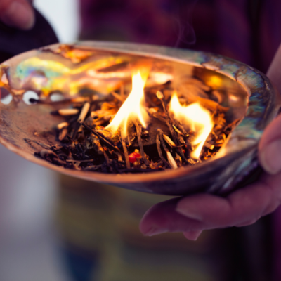 Reinigung von Wohnräumen mit Klangschalen, Salz und Räucherwerk – für klare, harmonische Energie im Zuhause