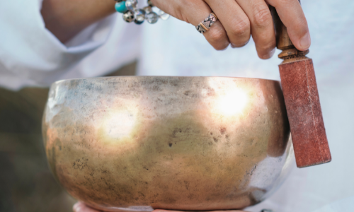 Klangschale Klangschalentherapie und kreative Malkurse in Rosenheim. Die Klangschalen werden zur beruhigenden und heilenden Klangschalentherapie eingesetzt, begleitet von entspannenden Elementen und einer harmonischen Atmosphäre für mehr Wohlbefinden und innerer Harmonie.