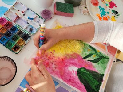 Freie Malstunde -Farbenfroher Kreativtisch mit Pinseln, Papier und bunten Werken – eine Einladung zum freien Gestalten im Kreativgarten von Mea Lumina.