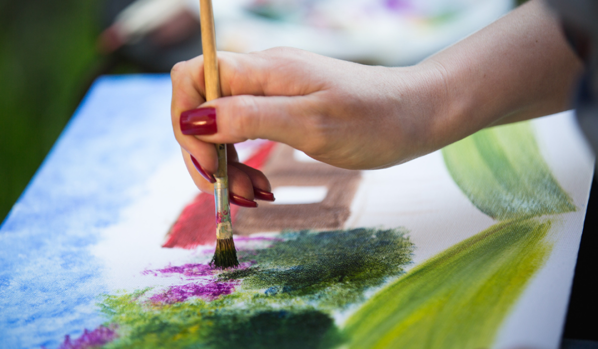 Kunsttherapie erleben – Ein kreativer Malkurs, in dem durch kunsttherapeutische Ausdrucksformen emotionale Heilung und persönliches Wachstum gefördert werden.