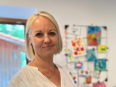 Timea Kali Porträt von Timea Kali, Künstlerin und Kunsttherapeutin, die ihre Leidenschaft für kreative Ausdrucksformen und die Förderung des emotionalen Wohlbefindens durch Kunst teilt. Klangtherapie und Malkurse in Rosenheim.