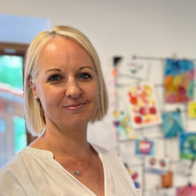 Timea Kali Porträt von Timea Kali, Künstlerin und Kunsttherapeutin, die ihre Leidenschaft für kreative Ausdrucksformen und die Förderung des emotionalen Wohlbefindens durch Kunst teilt. Klangtherapie und Malkurse in Rosenheim.